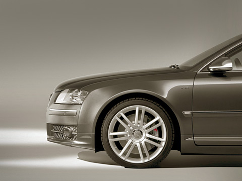 Audi s8,Audi a8. Внешне от&nbsp;обычного A8&nbsp;«эска» отличается, прежде всего, крупной хромированной сеткой решётки радиатора и&nbsp;шильдиком «S8» на&nbsp;ней.