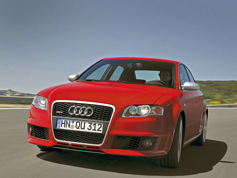 Audi rs4,Audi a4. Минимум внешних отличий RS4&nbsp;от&nbsp;«обычного» A4&nbsp;не&nbsp;должен вводить в&nbsp;заблуждение, автомобиль просто скромничает.