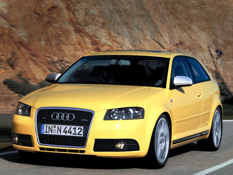 Audi a3,Audi s3. По&nbsp;традиции, мощные версии Audi отличаются незначительными внешними штрихами. Бампера, колёса, боковые зеркала из&nbsp;полированного алюминия.
