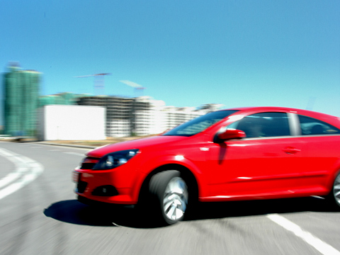 Opel astra. Источником удовольствия помимо турбомотора, спортивного режима и&nbsp;хорошей управляемости может стать даже ярко красный цвет Opel Astra GTC. Конечно, когда вы&nbsp;находитесь снаружи.