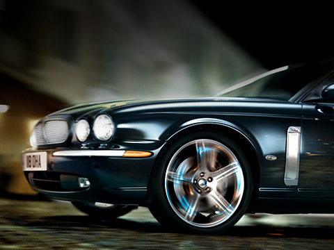 Jaguar xjr,Jaguar xj. Новые штрихи эксклюзивного Jaguar XJR Portfolio подчёркивают стремительность и&nbsp;динамичность элегантного кузова британского «джентльмена».