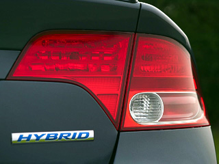 Honda civic. Honda Civic Hybrid, по&nbsp;мнению немецких экспертов, стал самым экологически чистым автомобилем, обогнав даже Toyota Prius.