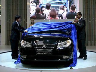 Hyundai elantra,Hyundai verna. В&nbsp;компании Hyundai уверены, что новая Elantra сможет на&nbsp;равных бороться со&nbsp;своими японскими конкурентами.
