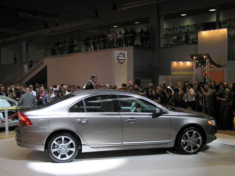 Volvo s80. Первое (нынешнее) поколение Volvo&nbsp;S80 выпускается с&nbsp;1998&nbsp;года и&nbsp;уже давно требовало замены. Замена, на&nbsp;глазах российских зрителей, пришла в&nbsp;виде новой S80&nbsp;— современного, элегантного и&nbsp;строгого седана бизнес-класса.