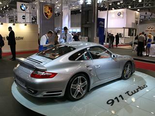 Porsche 911,Porsche cayman. Porsche&nbsp;911&nbsp;Turbo отличается от&nbsp;своих атмосферных собратьев более агрессивным обвесом кузова, расширенными на&nbsp;44&nbsp;мм&nbsp;задними крыльями и&nbsp;19-дюймовыми колёсными дисками особого дизайна.