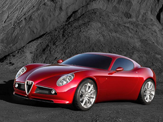 Alfaromeo 8c competizione. Внешность купе 8C&nbsp;Competizione создавалась с&nbsp;оглядкой на&nbsp;далёкие 1960-е, по&nbsp;мотивам спортивных автомобилей Alfa Romeo тех лет.