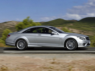 Mercedes cl63 amg. Могучий Mercedes-Benz CL63&nbsp;AMG снаружи можно узнать по&nbsp;мощному и&nbsp;агрессивному аэродинамическому обвесу и&nbsp;фирменным колёсным дискам AMG.