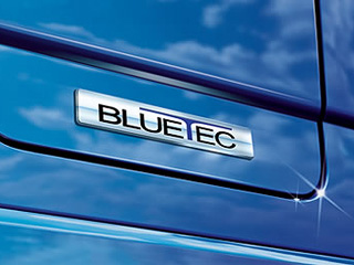 Mercedes bluetec. Снаружи версии с&nbsp;экологичными дизелями Bluetec можно узнать лишь по&nbsp;такому маленькому шильдику.