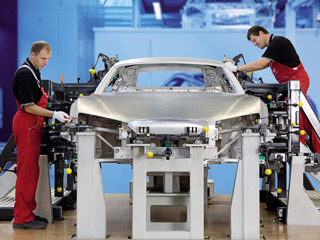 Audi r8. Теперь на&nbsp;фабрике, которая была построена ещё 100&nbsp;лет назад, выпускают одни из&nbsp;самых высокотехнологичных автомобилей Audi.