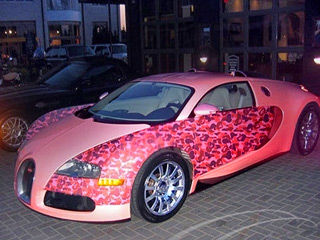 Bugatti veyron. Что может быть гламурнее самого дорогого в&nbsp;мире суперкара, да&nbsp;ещё окрашенного в&nbsp;розовый цвет?