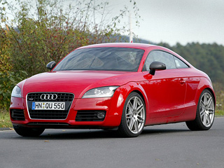 Audi tt,Audi tt rs. Агрессивный бампер с крупными воздухозаборниками и большие колёсные диски специального дизайна — главные отличительные черты «эрэски».