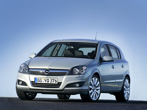 Opel astra. Тёмная головная оптика&nbsp;— прерогатива версий в&nbsp;комплектации Sport. Так узнать обновлённую Астру ещё сложнее.