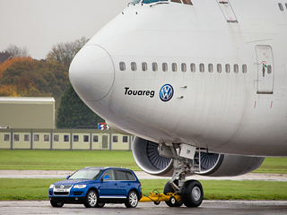 Volkswagen touareg. Страшно представить, сколько автомобилей «Ока» нужно впрячь в&nbsp;«телегу» перед Boeing. Наверное, ими окажется заставлена вся взлётная полоса.