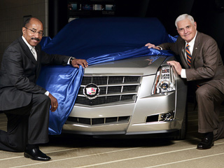 Cadillac cts. Топ-менеджеры General Motors Эд&nbsp;Уэлберн (Ed&nbsp;Welburn) и&nbsp;Боб Лутц (Bob Lutz) улыбаются во&nbsp;весь рот. Ещё&nbsp;бы! Ведь им-то уж&nbsp;точно известно, как выглядит новый Cadillac&nbsp;CTS.
