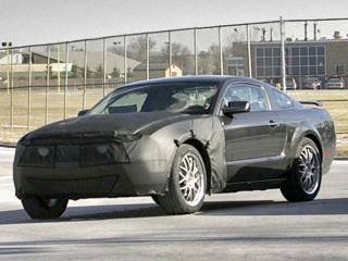 Ford mustang. С концептом Giugiaro обновлённый Mustang будет роднить новая форма передних крыльев, расширенные колёсные арки, капот и пластика переднего бампера.