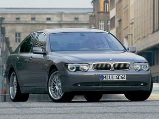 Bmw 7. В&nbsp;2001&nbsp;году BMW 7-й серии стала первой серийной машиной, оснащаемой 6-ступенчатым «автоматом». А&nbsp;спустя 5&nbsp;лет подобными коробками обзаводятся уже чуть&nbsp;ли не&nbsp;малолитражки.