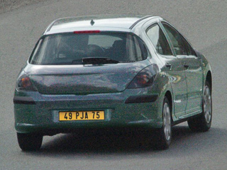 Peugeot 308. Похоже, что Peugeot 308 будет сильно напоминать увеличенный «207-й»... который нынче многие путают с «307-м». Во дают французы...