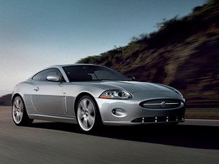 Jaguar xk. Помимо маленького расхода топлива у&nbsp;Jaguar&nbsp;XK с&nbsp;3,5-литровым мотором (всего 11,3&nbsp;литра на&nbsp;100&nbsp;километров), вероятно, будет меньшей и&nbsp;цена.