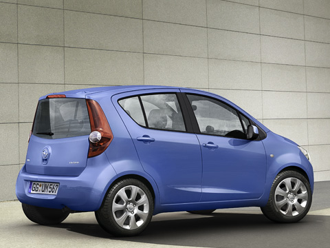 Opel agila. Вот только давайте не&nbsp;будем сравнивать Opel Agila со&nbsp;Skoda Roomster. Разве только чехи могут красить свои автомобили в&nbsp;подобный цвет?