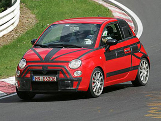 Fiat 500. Над внешностью Fiat 500 Abarth также слегка поработают. Камуфляж скрывает более агрессивные бамперы, а также дополнительные воздухозаборники.