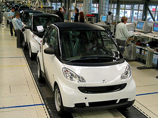 Smart fortwo. Система start/stop перешла на Smart Fortwo второго поколения с концептуального дизельного гибрида Smart. И доработана с участием инженеров Mercedes-Benz.
