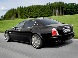 Maserati quattroporte. Снаружи тюнинговая Maserati Quattroporte практически не&nbsp;отличается от&nbsp;стандартной машины. А&nbsp;вот едет немножко быстрее.