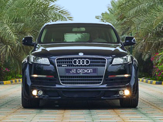 Audi q7. Низкие бамперы, «реснички» размером с&nbsp;полфары и&nbsp;широченные крылья. Да,&nbsp;Audi&nbsp;Q7 явно прихорошилась в&nbsp;«салоне красоты» JE&nbsp;Design.