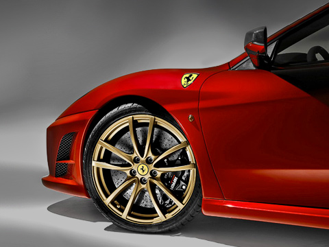 Ferrari f430 scuderia. Сквозь великолепные легкосплавные колёса проглядывают карбоно-керамические тормозные диски. Гигантские! Размером с колесо Daewoo Matiz.