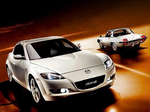 Mazda rx-8. Несмотря на&nbsp;солидный возраст, легендарная Cosmo Sport до&nbsp;сих пор выглядит отменно&nbsp;— даже на&nbsp;фоне такой красотки как&nbsp;RX-8.