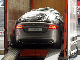 Jaguar xf. Перевозить секретные машины в закрытом фургоне — идея хорошая, ведь там их никто не увидит. Главное — не «засветиться» при погрузке. На этот раз не получилось.