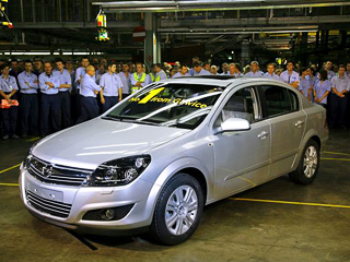 Opel astra. Астру с&nbsp;трёхобъёмным кузовом не&nbsp;назовёшь верхом стиля. Но&nbsp;в&nbsp;Центральной и&nbsp;Восточной Европе нужны именно такие машины.