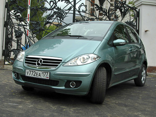 Mercedes ,Mercedes . Первые A-class второго поколения начали продаваться в&nbsp;сентябре 2004&nbsp;года и&nbsp;самую большую популярность завоевали на&nbsp;рынках родной Германии и&nbsp;Италии.