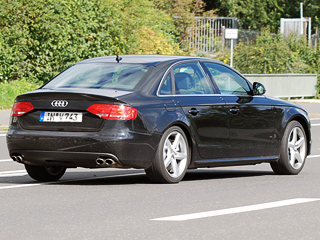 Audi a4. На тестах поймали тщательно замаскированный седан S4. По традиции за ним последуют и S-версии в кузовах универсал и кабриолет.