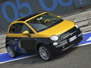 Fiat 500. Двухцветный кузов&nbsp;— отличительная черта Fiat&nbsp;500&nbsp;Aznom.