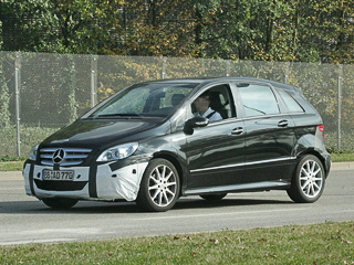 Mercedes b. Обтянутый фейслифтинговый B-Сlass был запечатлён близ штаб-квартиры Mercedes в Штутгарте.