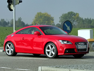 Audi tt,Audi tt-s. Audi&nbsp;TT-S от&nbsp;обычной можно будет отличить по&nbsp;иным, более агрессивным бамперам и&nbsp;светодиодной оптике, подобной той, что устанавливается на&nbsp;новую RS6&nbsp;Avant.