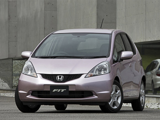 Honda fit. Новая Honda Fit была показана миру меньше месяца назад&nbsp;— 26&nbsp;октября. Но&nbsp;за&nbsp;это время она уже успела собрать очереди в&nbsp;автосалонах и&nbsp;завоевать самую престижную автомобильную награду в&nbsp;Японии.