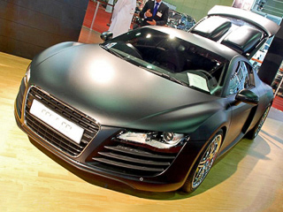 Audi r8. На&nbsp;крышке капота вместо стекла теперь красуются два огромных воздухозаборника&nbsp;— 888&nbsp;«лошадей» требуют много кислорода.