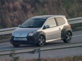 Renault twingo rs. От&nbsp;гражданского Twingo вариация&nbsp;RS внешне будет отличаться иными бамперами и&nbsp;расширенными арками.