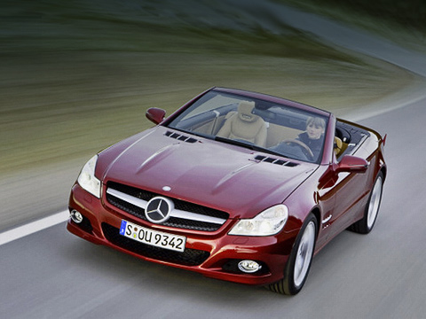 Mercedes sl. Обновлённый Mercedes SL&nbsp;точно не&nbsp;спутаешь с&nbsp;дорестайлинговой версией, особенно если посмотреть на&nbsp;него спереди.