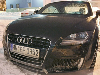 Audi tt rs. Вот такую&nbsp;TT&nbsp;с&nbsp;большими воздухозаборниками застукали на&nbsp;тестах в&nbsp;Швеции. Что ж,&nbsp;видимо, скоро Audi поделится кое-какими подробностями на&nbsp;этот счёт.
