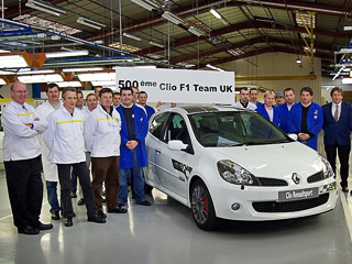 Renault clio rs,Renault clio rs f1 team r27. Перед нами&nbsp;— 500-й и&nbsp;последний Clio Renault Sport&nbsp;F1&nbsp;Team R27&nbsp;для британского рынка. Интересно, кто из&nbsp;этих людей Джеймс Брукс?