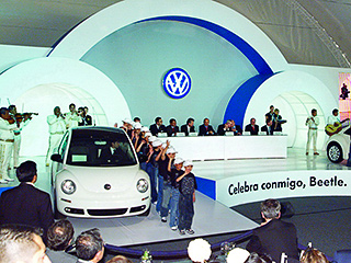 Volkswagen new beetle. Да,&nbsp;поводов хорошенько погулять у&nbsp;мексиканских сотрудников Volkswagen хватает&nbsp;— сразу три круглые даты.