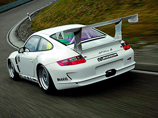 Porsche 911 gt3. Гоночный Porsche GT3&nbsp;Cup&nbsp;S отличается настраиваемыми аэродинамическими элементами, среди которых главную роль играет гигантское антикрыло.