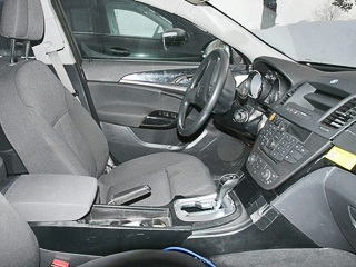 Opel insignia. Приборный щиток Insignia украшают четыре отдельных «колодца», а&nbsp;на&nbsp;центральной консоли теперь целая россыпь кнопок.