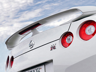 Nissan gt-r. Пока на&nbsp;купе GT-R красуется логотип Nissan. Но,&nbsp;видимо, в&nbsp;будущем появится и&nbsp;альтернативный вариант&nbsp;— эмблема Infiniti.