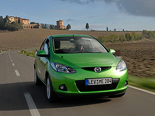 Mazda 2. В&nbsp;России Mazda2&nbsp;будет предлагаться только с&nbsp;1,5-литровым бензиновым мотором и&nbsp;в&nbsp;базовом исполнении обойдётся в&nbsp;сумму чуть меньше $17&nbsp;тысяч.