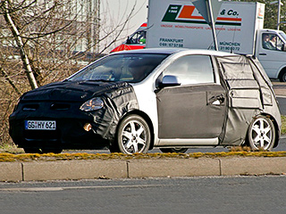 Hyundai i20. Hyundai&nbsp;i20 попал на&nbsp;снимок совершенно случайно. Шпионеры на&nbsp;самом деле охотились за&nbsp;проходящим испытания грузовичком с&nbsp;двумя кабинами (на&nbsp;фото сзади).