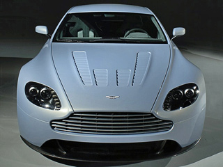 Aston martin v12 vantage rs. Эта зверюга при массе всего 1600 кило имеет под капотом больше 600 «лошадей». Представляете что будет, если их пришпорить?