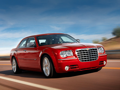 Chrysler 300c. Найти хотя&nbsp;бы 10&nbsp;отличий обновлённого Chrysler 300C от&nbsp;предыдущей версии не&nbsp;удастся&nbsp;— изменён только дизайн 18-дюймовых колёс и&nbsp;задних фонарей да&nbsp;добавлено три новых цвета.